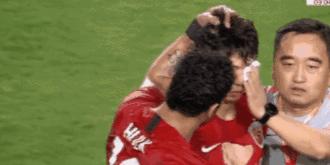 上港逃过红牌点球后轰然倒地,上海上港守门员受伤