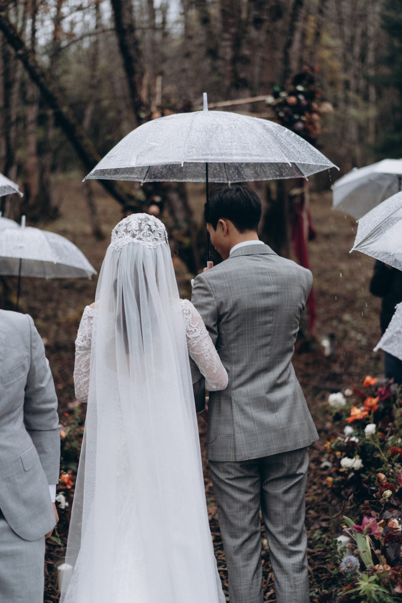 我们带上婚纱，去与世隔绝的山中办了一场绝世婚礼