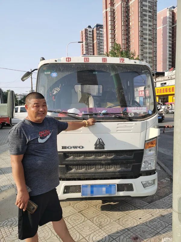 经济省油！摆地摊，梁师傅只用HOWO轻卡卖水果