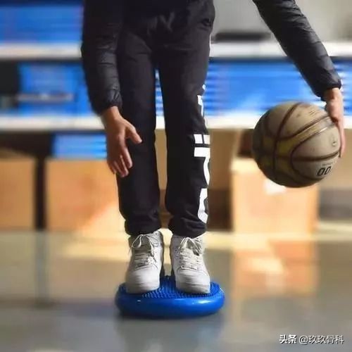 脚踝扭伤一个月后康复训练法,脚踝扭伤是否需要康复训练