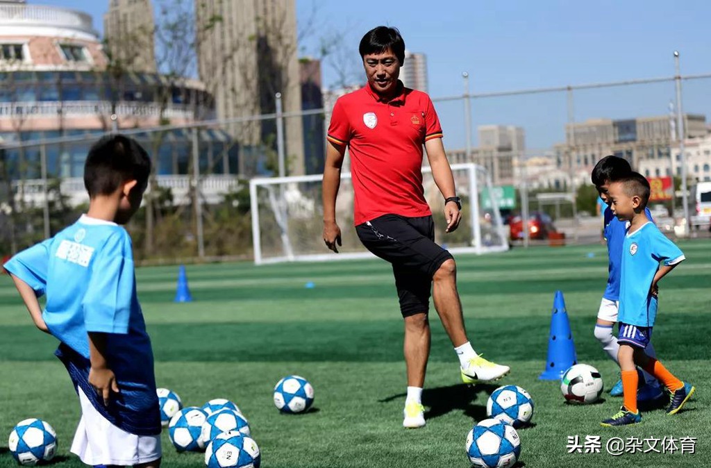 39岁前国脚反对中超限薪！曾错过英超热刺队，妻子是澳洲博士