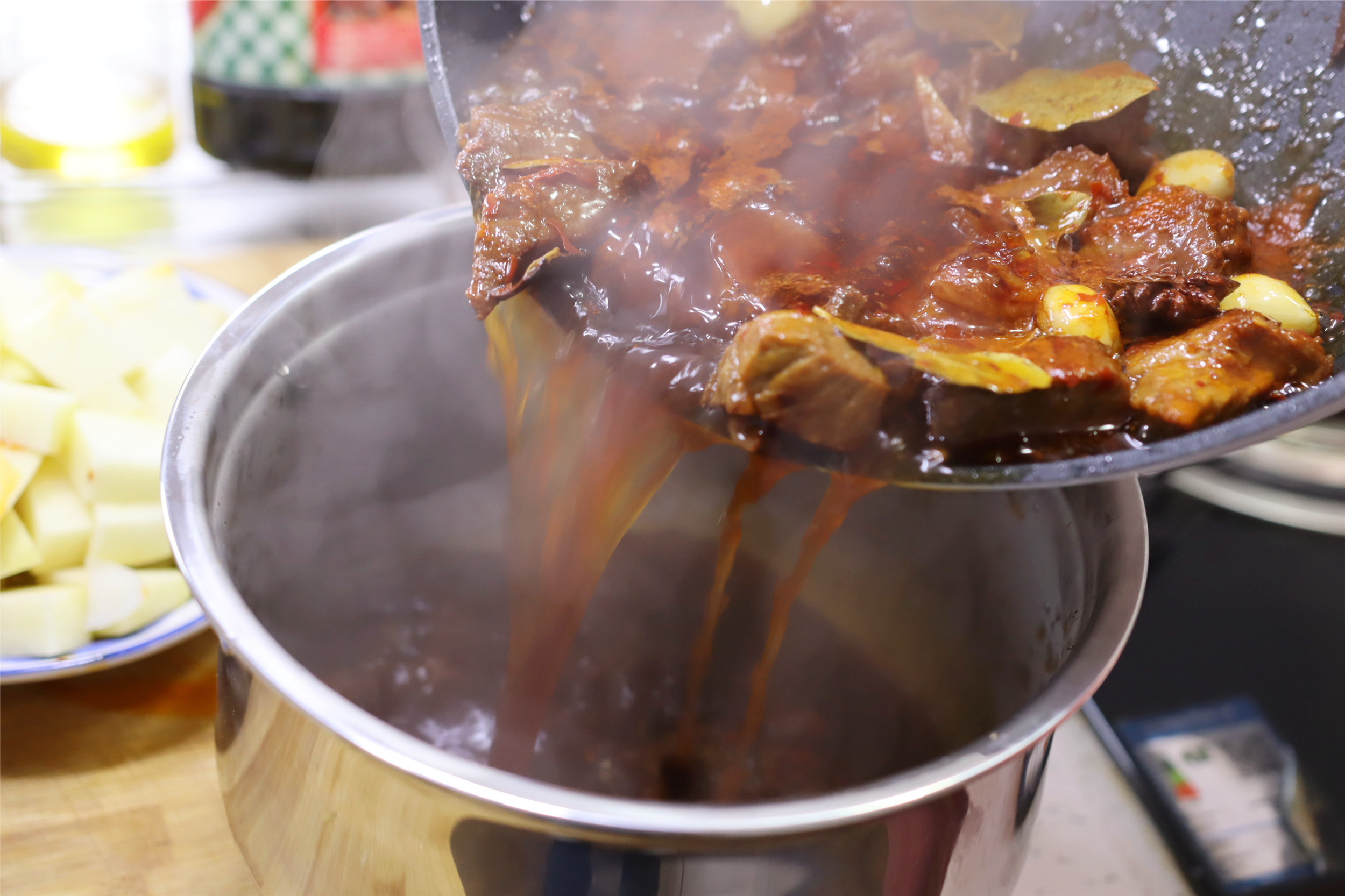 做牛肉炖土豆怎么个配料法,土豆炖牛肉是用牛腩还是牛肉
