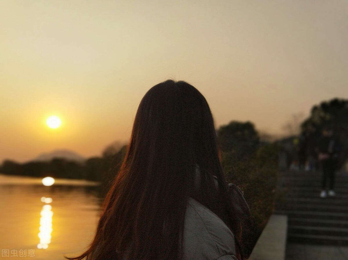 外阴瘙痒有清水样的液体排出来,外阴潮湿瘙痒白带黄中医如何调理