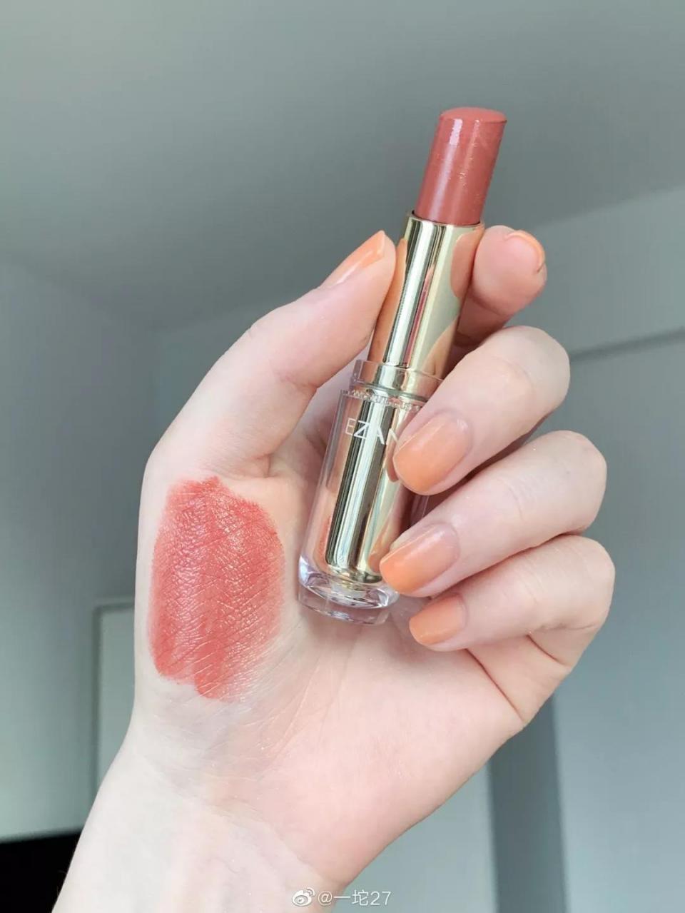 快买了这只口红来人间水蜜桃学院报道！