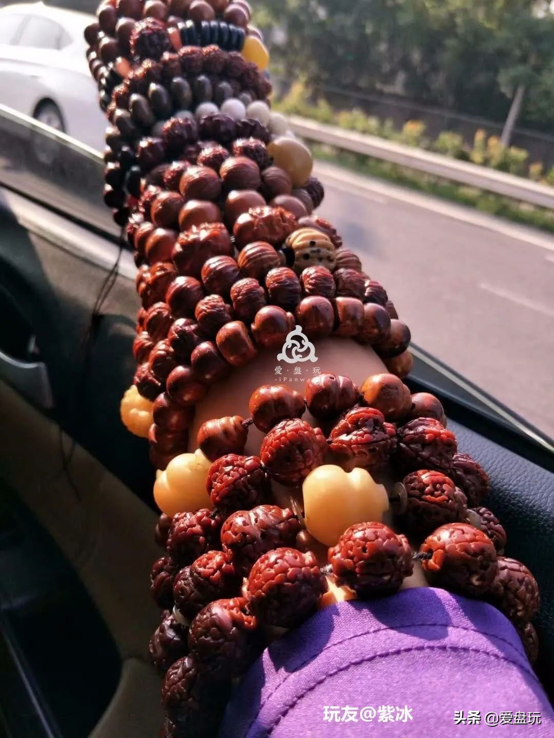 玩了五六百条手串，每天麒麟臂上班，这女子玩串牛气