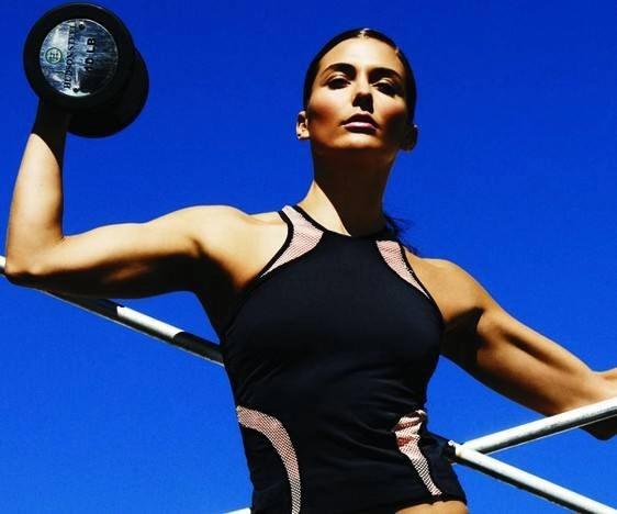 女生手臂太粗怎么练细,4个动作告别蝴蝶袖练出紧实手臂