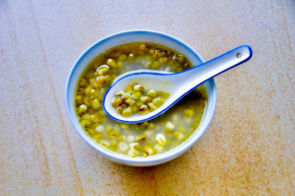 煮出颜色碧绿的绿豆汤的正确方法,怎么煮出来的绿豆汤不会变颜色