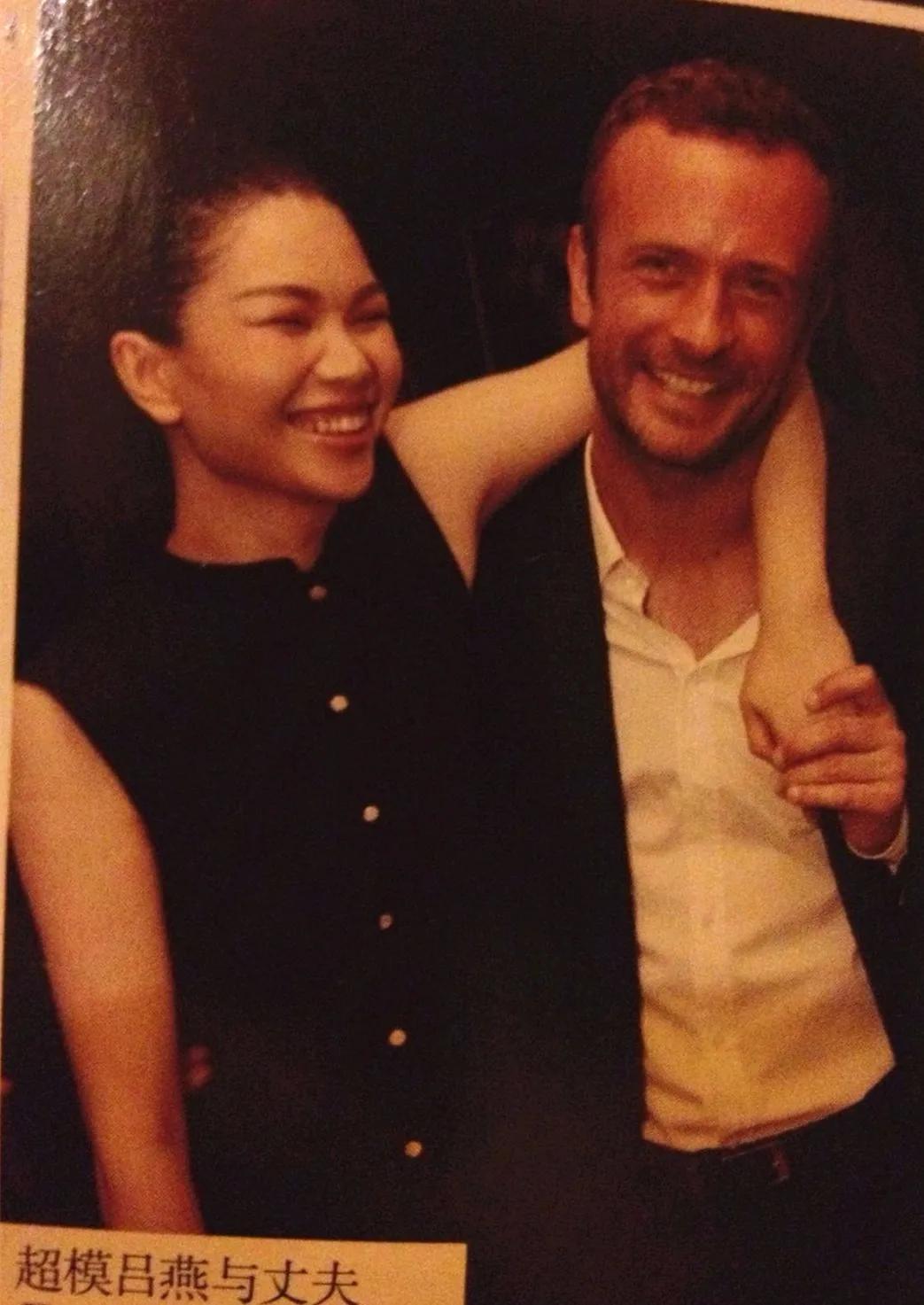 这位超模以“丑”出名,嫁法国富豪老公生帅儿子,38岁红遍全球