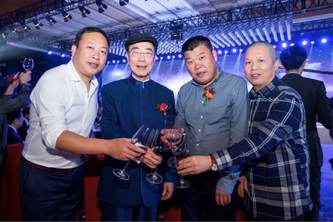 三十年风云激荡,三十年栉风沐雨三十年春华秋实