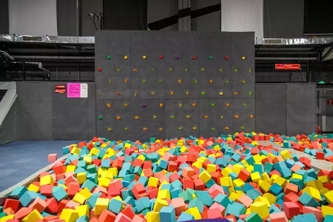 蹦床乐园闯关攀岩,蹦床馆嗨玩