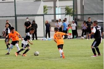 8岁小孩足球青训外国训练视频,足球萌娃小将