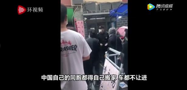 老外不戴口罩强闯小区,老外拒戴口罩硬闯小区殴打保安