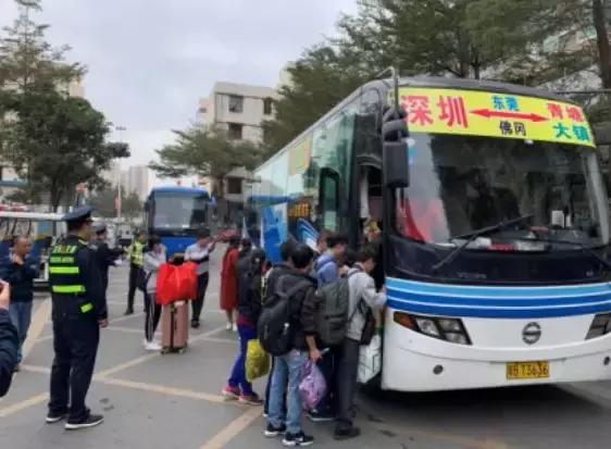 春运车站滞留百万人,春运车厢最多挤多少人