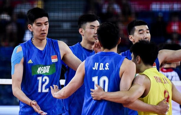 为排球精神点赞,中国男排遭逆转惨败主帅无可奈何