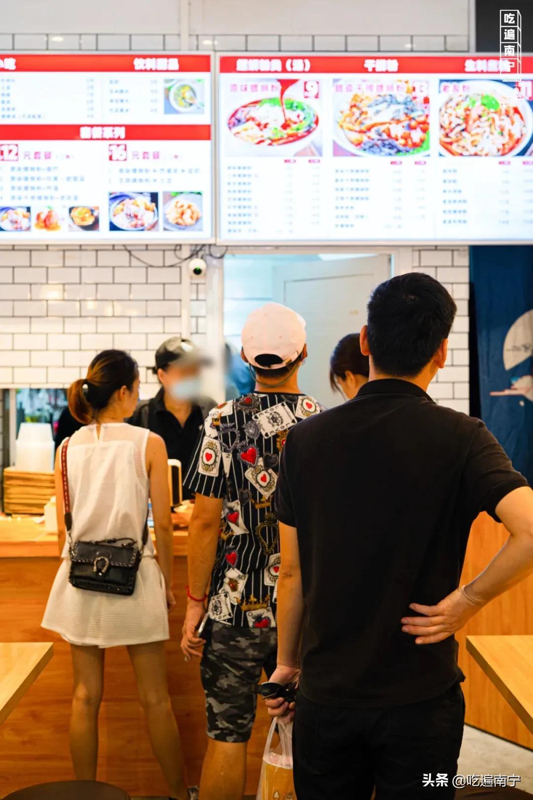 最近有一家特别火的螺蛳粉店,广西南宁西乡塘皇冠螺螺蛳粉