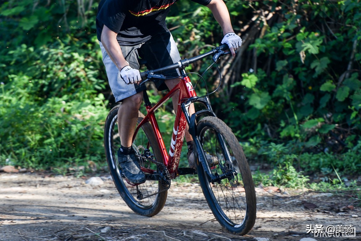 ucc竞争者race测评,万元以下碳纤维山地车