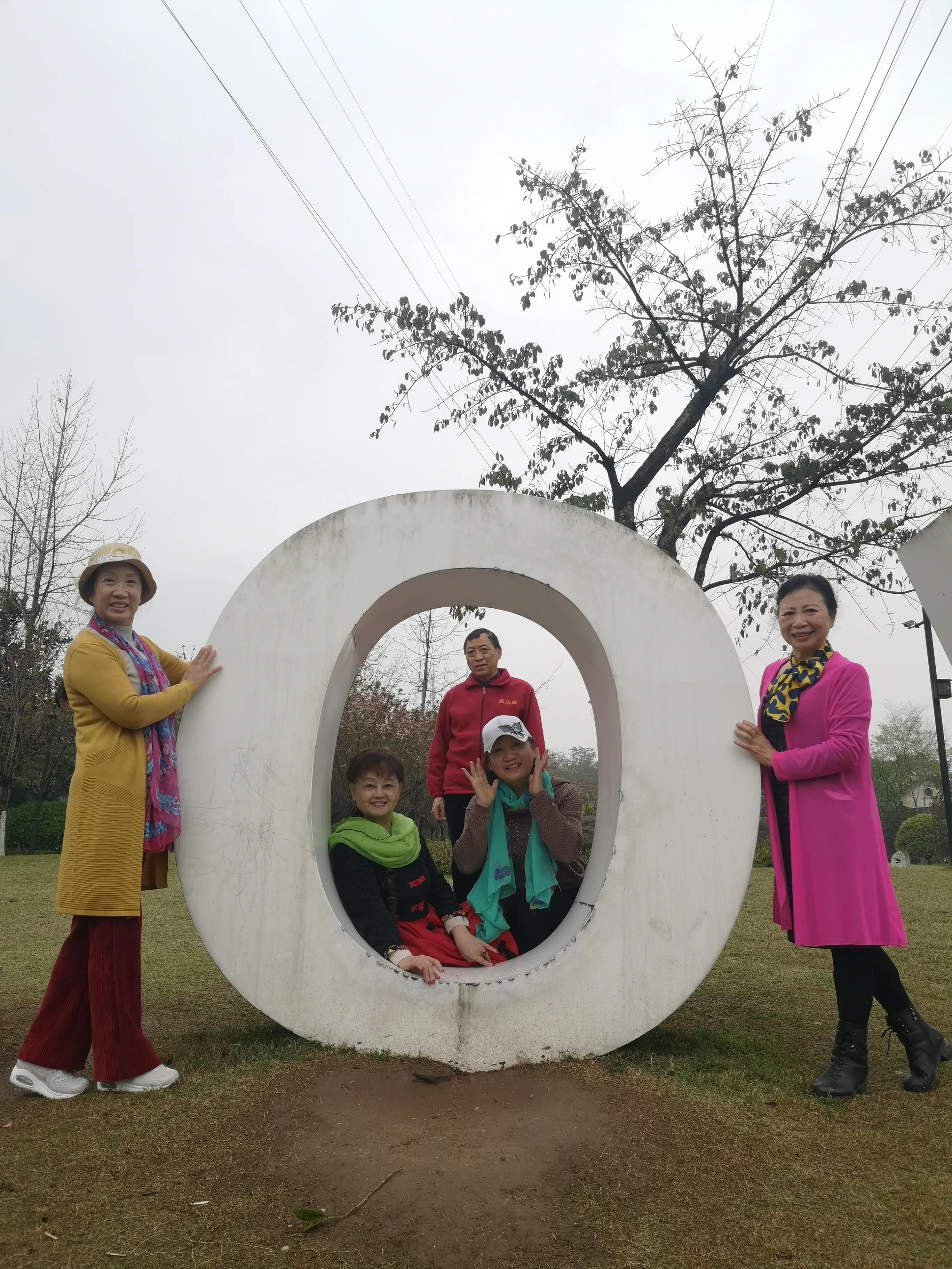 春游和姐妹踏青,春游踏青姐妹拍照