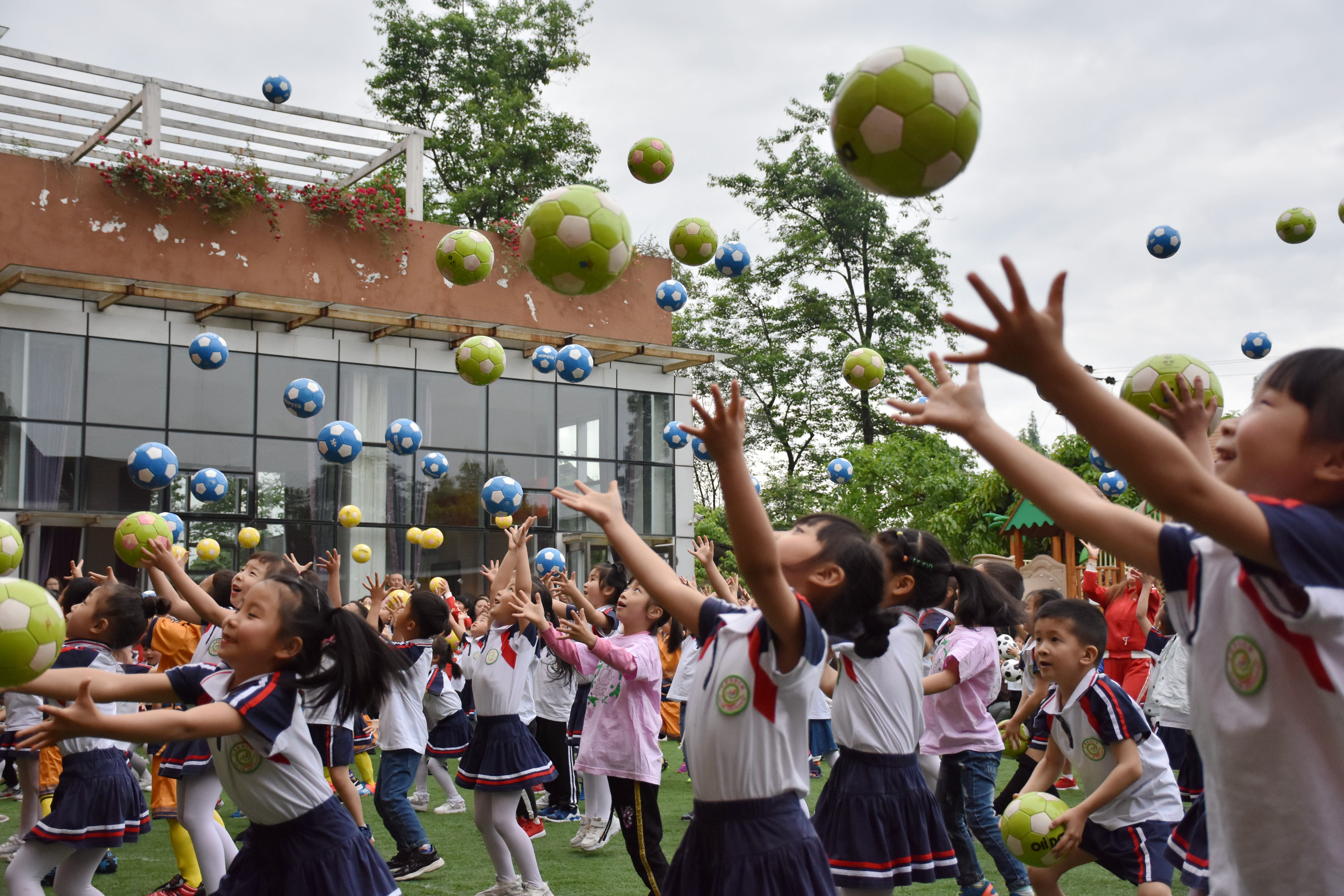 幼儿园足球嘉年华入场仪式,足球嘉年华幼儿园六一活动