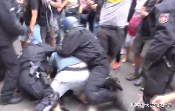 德国警察抓捕抗议者,德国警察执法遭暴打