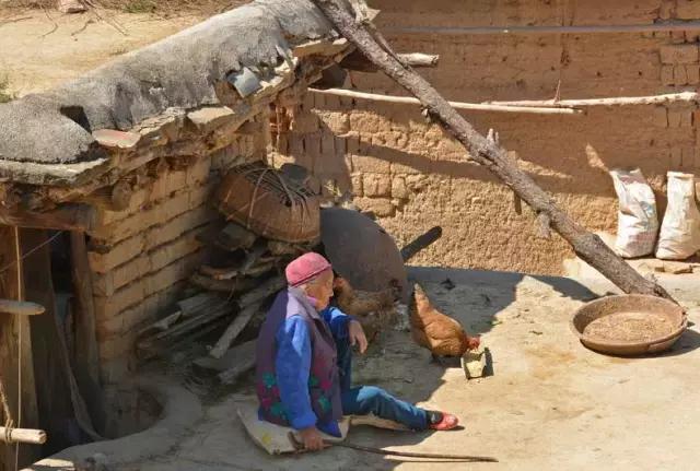 云南这个村子百家相连,一不留神就走到人家房顶上了