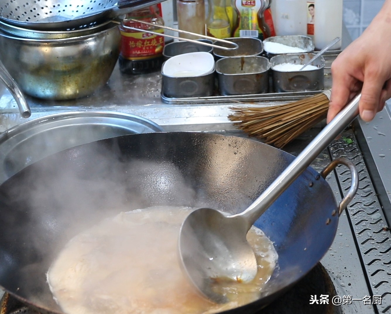 大厨分享煎焖鲤鱼家常做法,不腥不腻,肉质鲜嫩,学会在家轻松做
