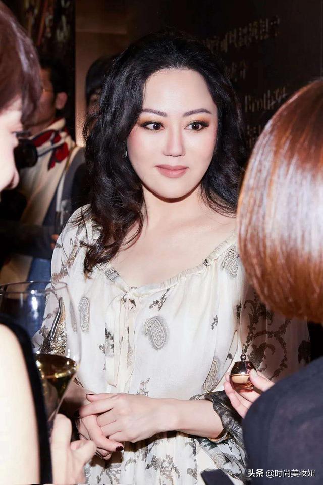 章小蕙黑白碎花裙子,章小蕙穿全部吊带丝滑长裙