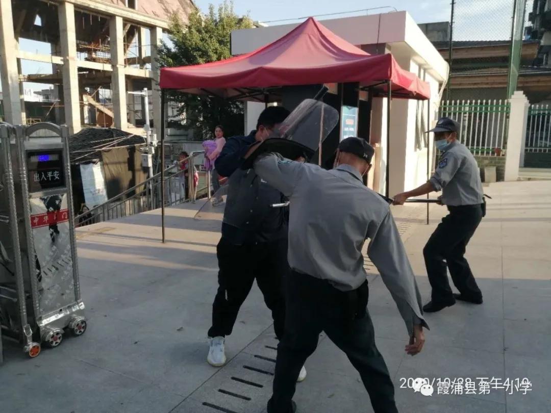 派出所开展防暴恐实战演习,反恐演练进校园警校携手护平安