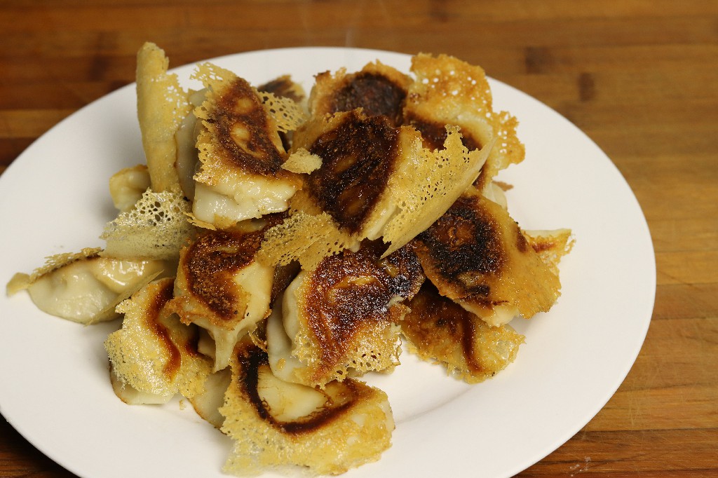 吃剩下的饺子怎么做才好吃,饺子吃剩了要怎么做才好吃