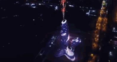 从荆州关公到贵州女神：中国建筑为啥越建越大、越建越土？