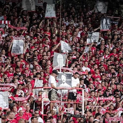 球迷举着去世球迷相片助威并靠球迷*血卖**生存的黑马