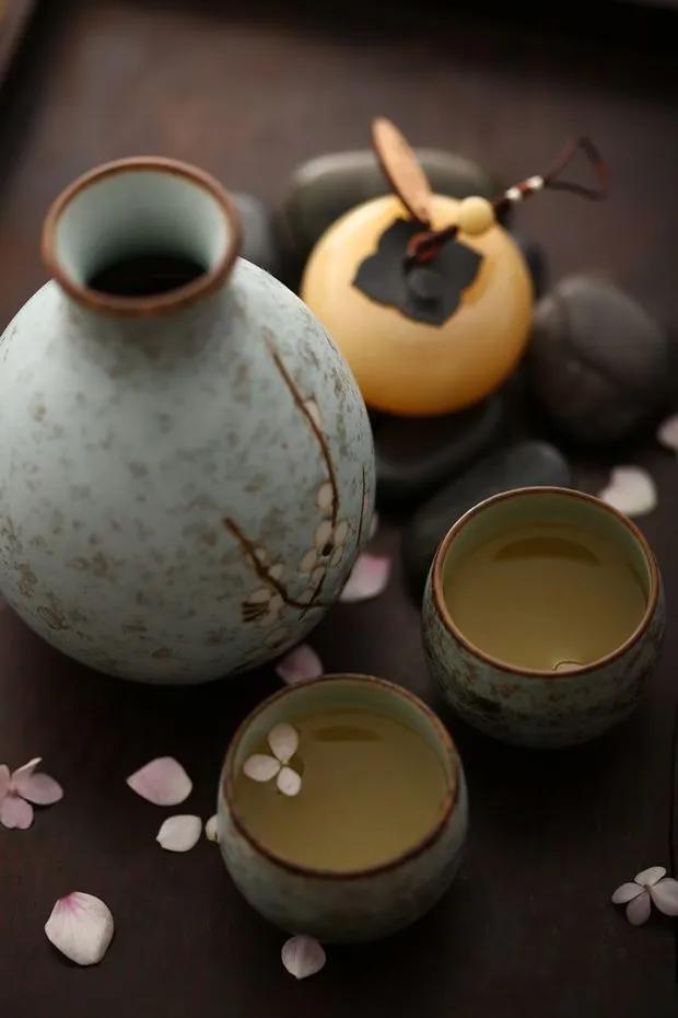 头无油脚无汗到老还是穷光蛋,头无脑油脚无汗有什么说法