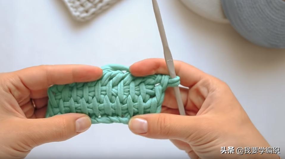 十一与其出门人挤人，不如在家看电视钩包包，一款拼色手提袋教程