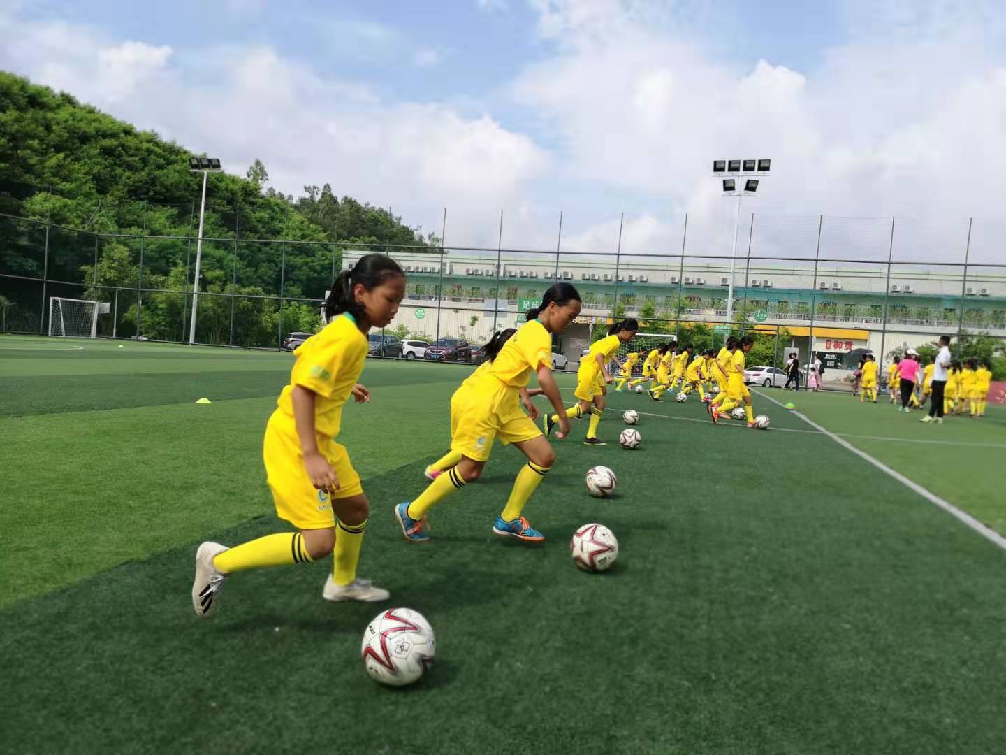 龙岗暑期特训夏令营推荐,2024青少年足球夏令营报名