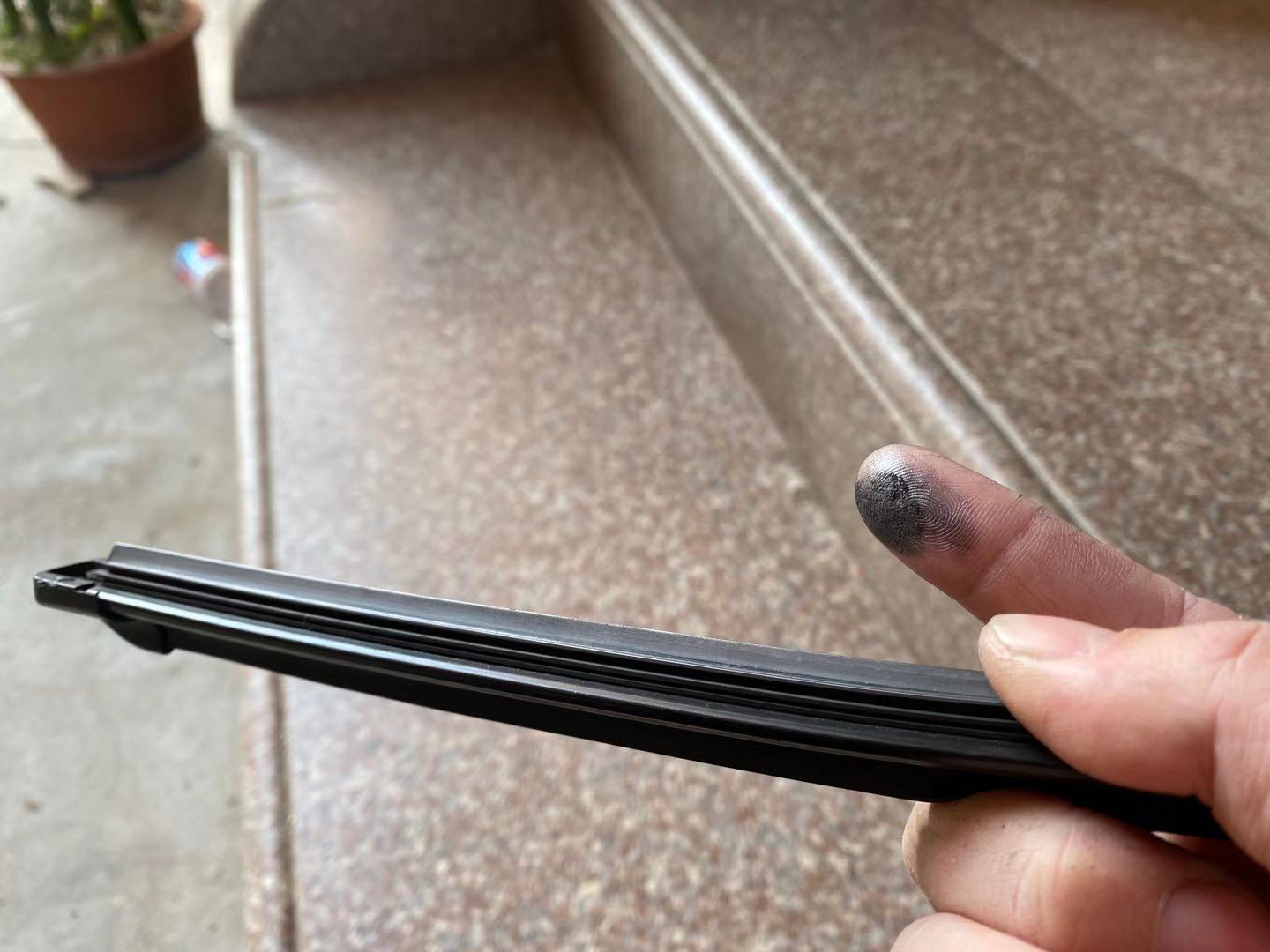 小方法解决雨刮异响,用沙子如何修复雨刮