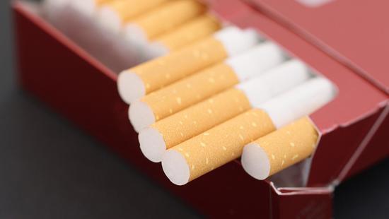 *私走**9800条香烟会造成什么后果？蔡英文“出访”返台随行特勤挖的“坑”，台湾当局又想蒙混过关