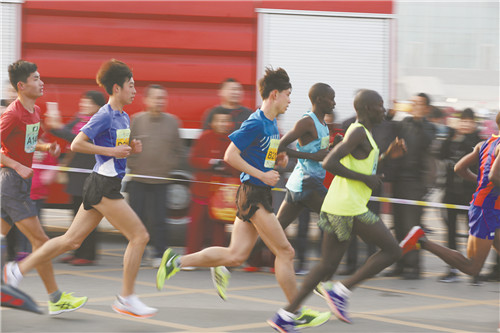 信阳马拉松赛鸣枪开跑图,韵动中国现场