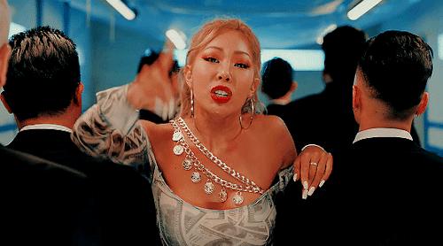 韩国性感歌手公开承认隆胸:我花自己的钱,凭什么不能露