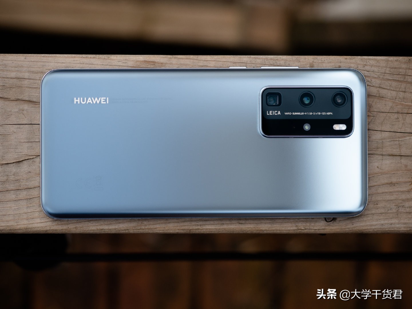 为什么p40没有采用曲面屏设计,p40挖孔屏丑吗