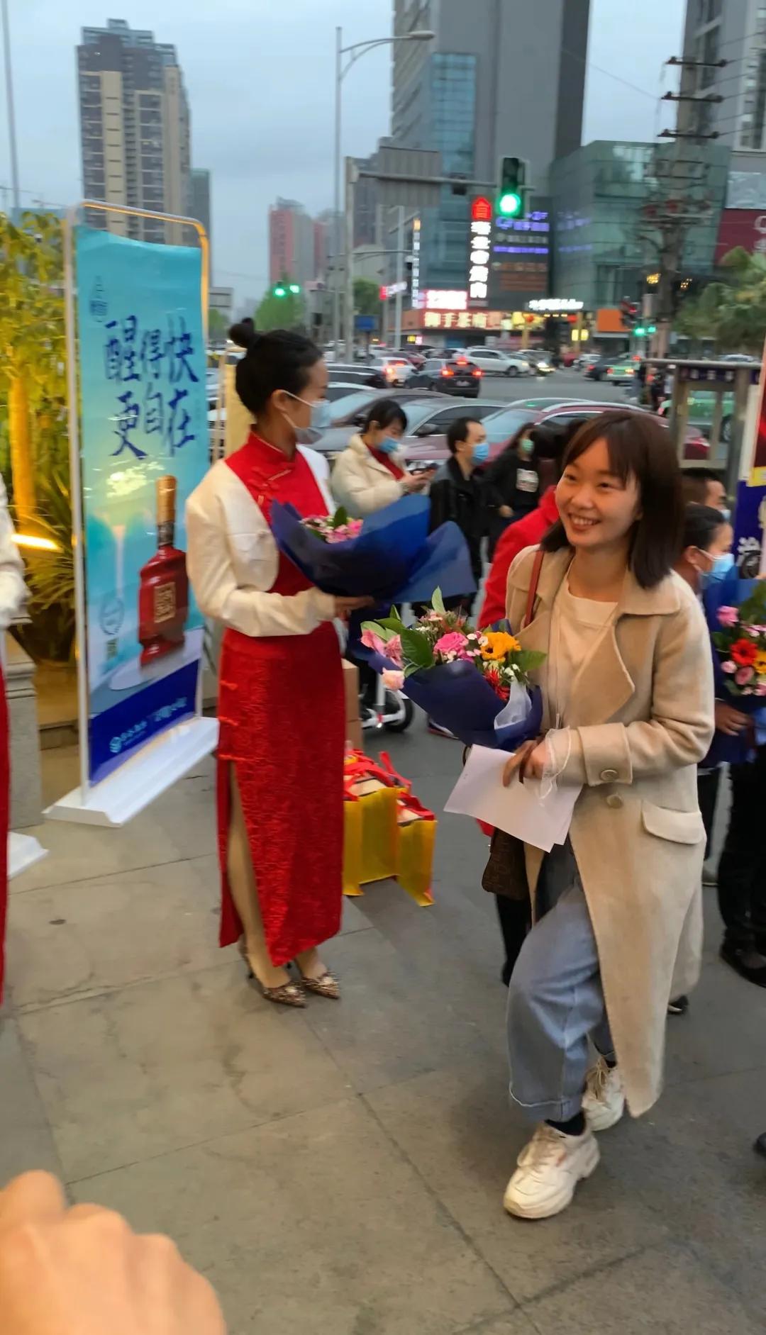 “火锅慰天使，美酒敬英雄”，吴铭怀旧火锅欢迎英雄回家！