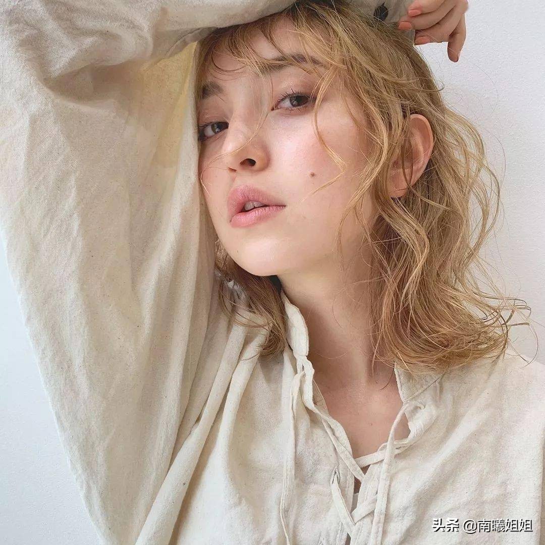 黑茶棕和黑茶灰哪种发色更显白,显白发色这才是真正的黑茶色