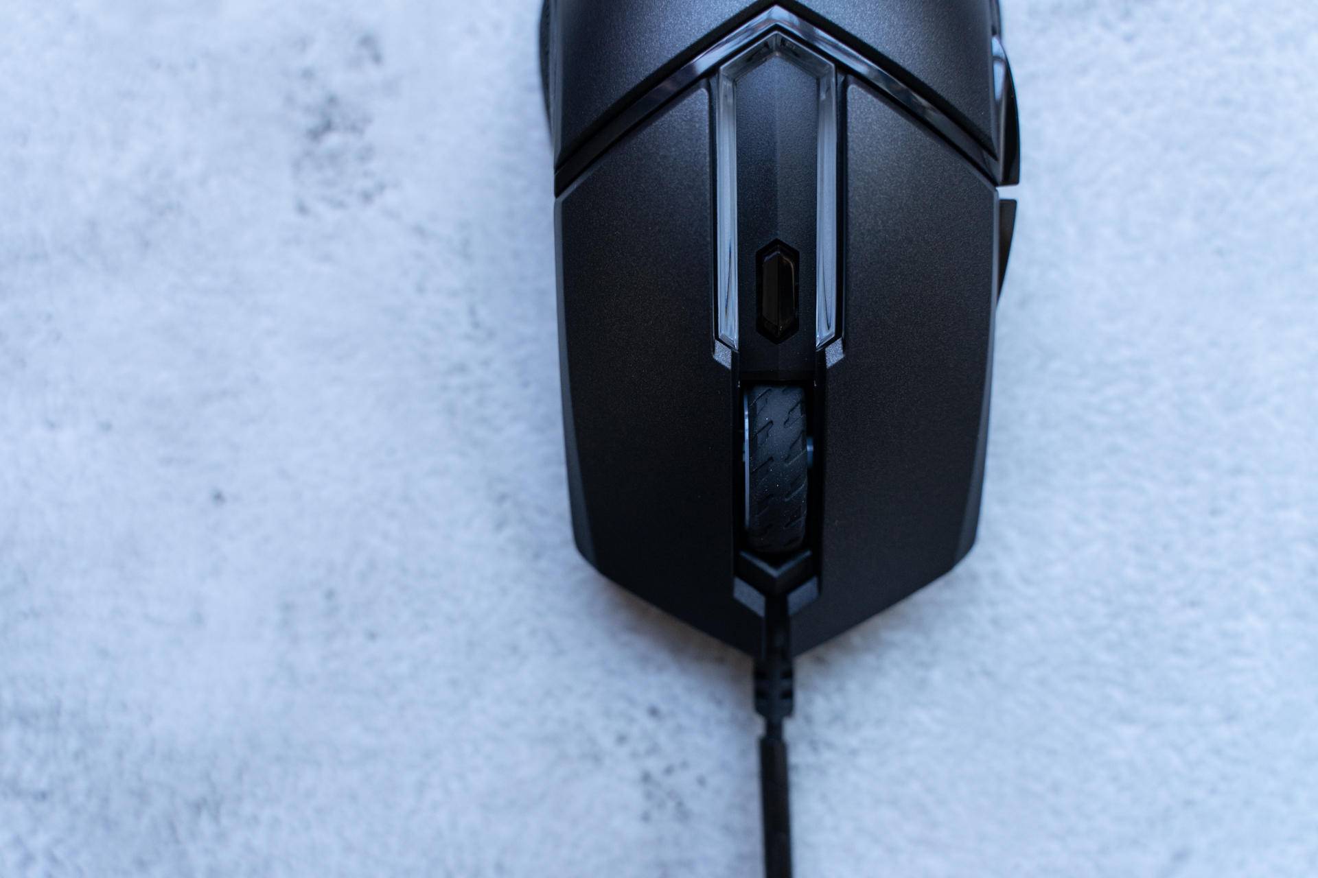 看样子就很有料，这个自带龙纹身的鼠标果然很不一般