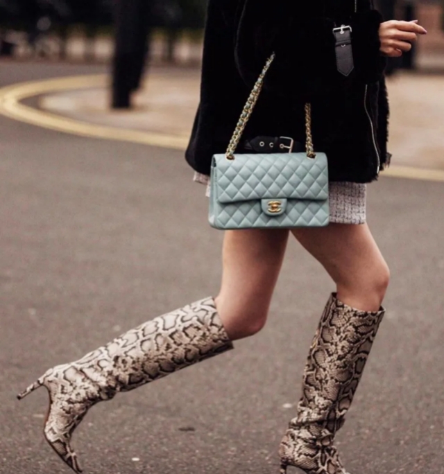 香奈儿和lv的包哪个保值,香奈儿升值款式有哪些