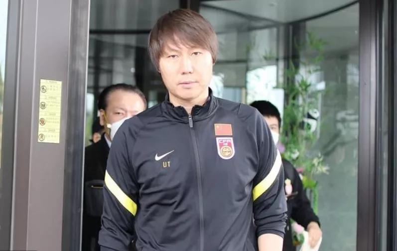 早晨跑步，上午工作，下午训练，带队冲进12强的李铁心情大好