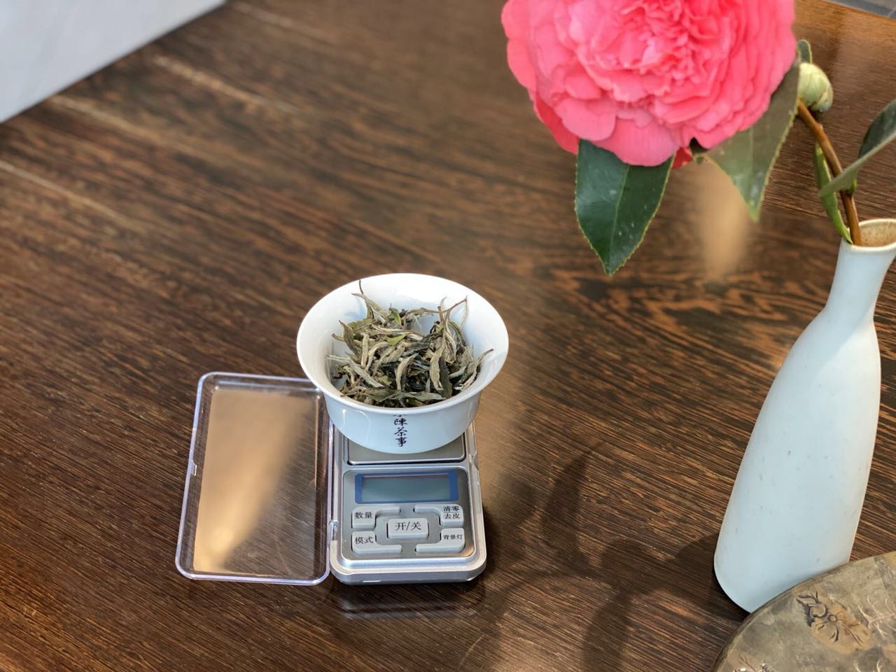 一芽二叶的白牡丹,把芽头取来就是白毫银针,剩下的就是春寿眉?