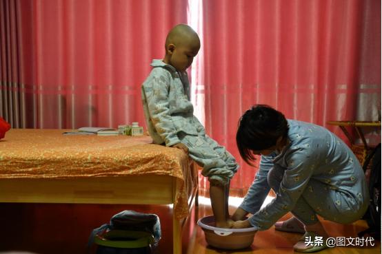 男孩确诊癌症后躺在妈妈怀里痛哭,三岁男童罹患肿瘤之王