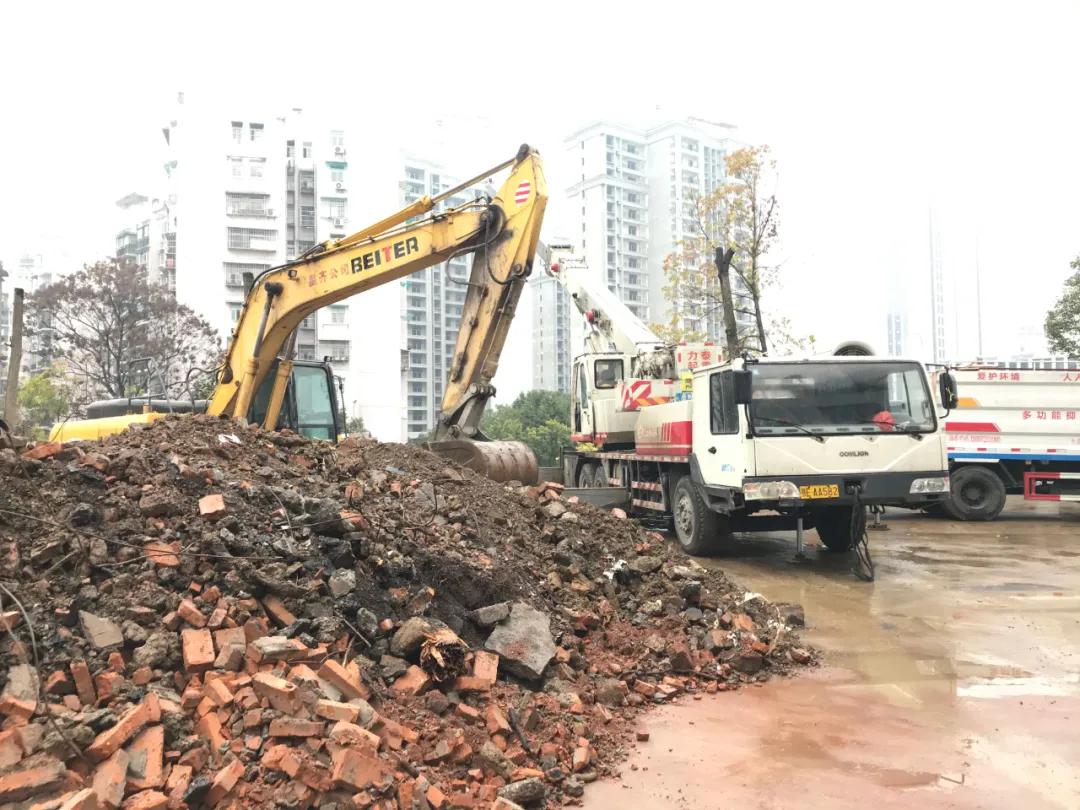 轰的一声，这座60多年历史的废弃建筑...