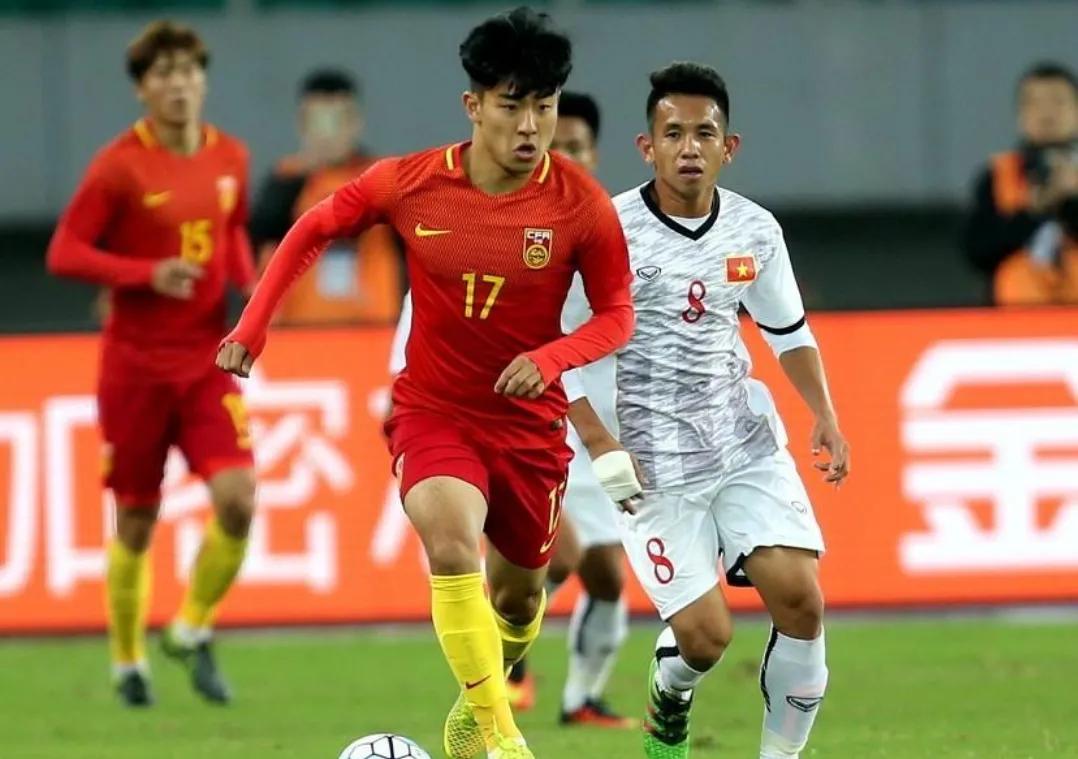 他是恒大高价签下的国脚后腰！如今面临坐冷板凳，急需为自己证明