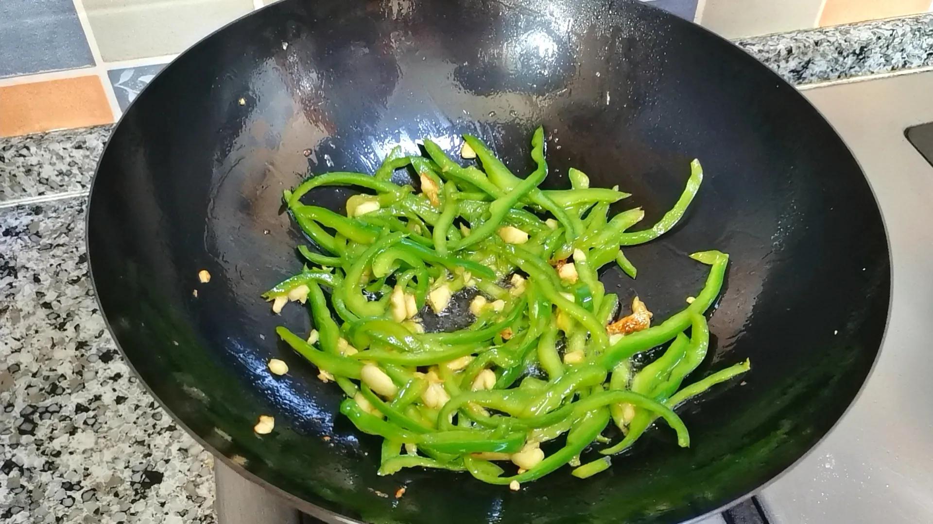 茭白鸡蛋青椒可以一起炒吗,茭白怎么吃好吃又简单