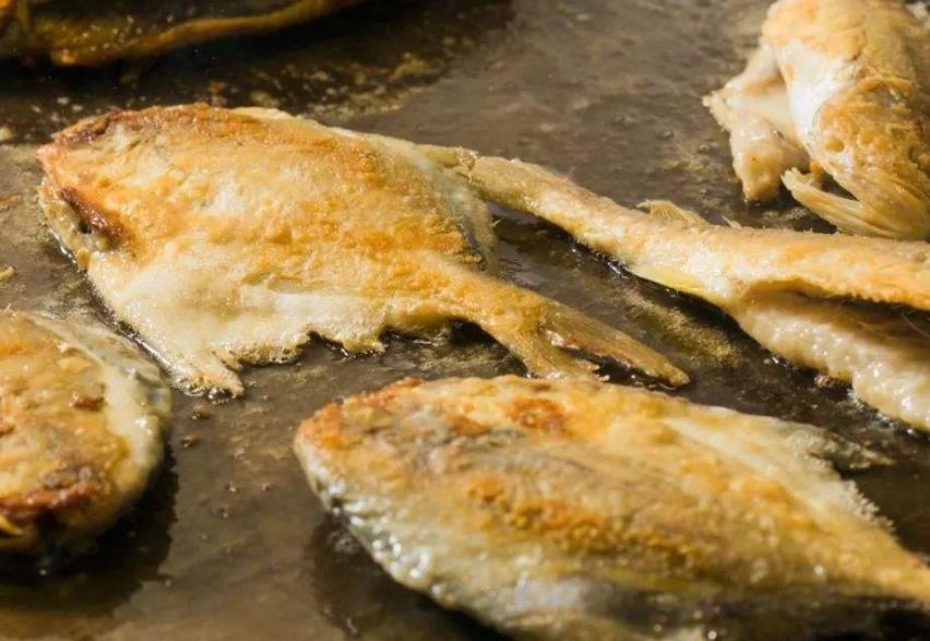 煎鲳鱼不粘铁锅不破皮的正确做法,煎鲳鱼如何不破鱼皮