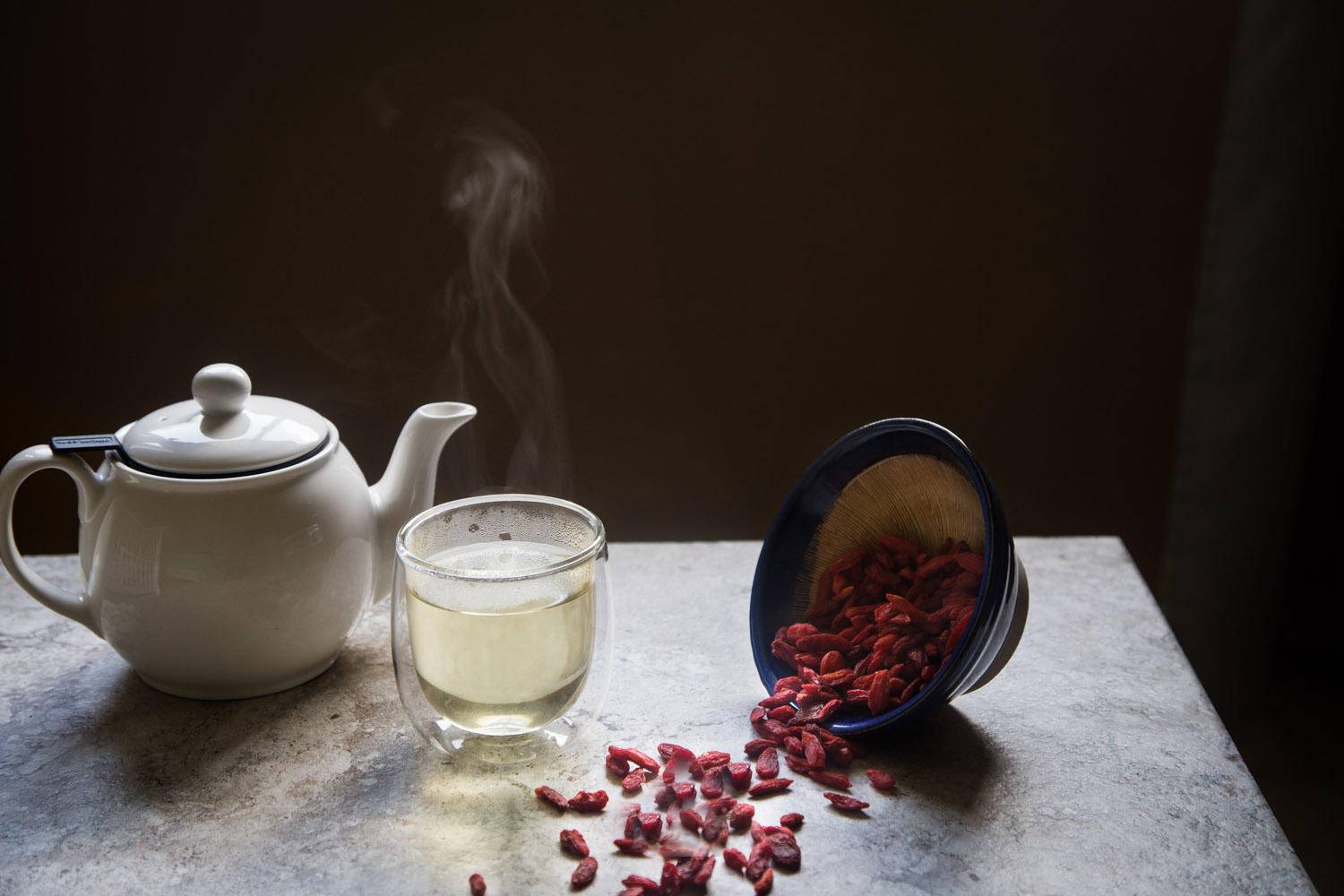 皮肤暗沉如何提亮肤色化妆,肤色暗沉不均匀吃什么改善